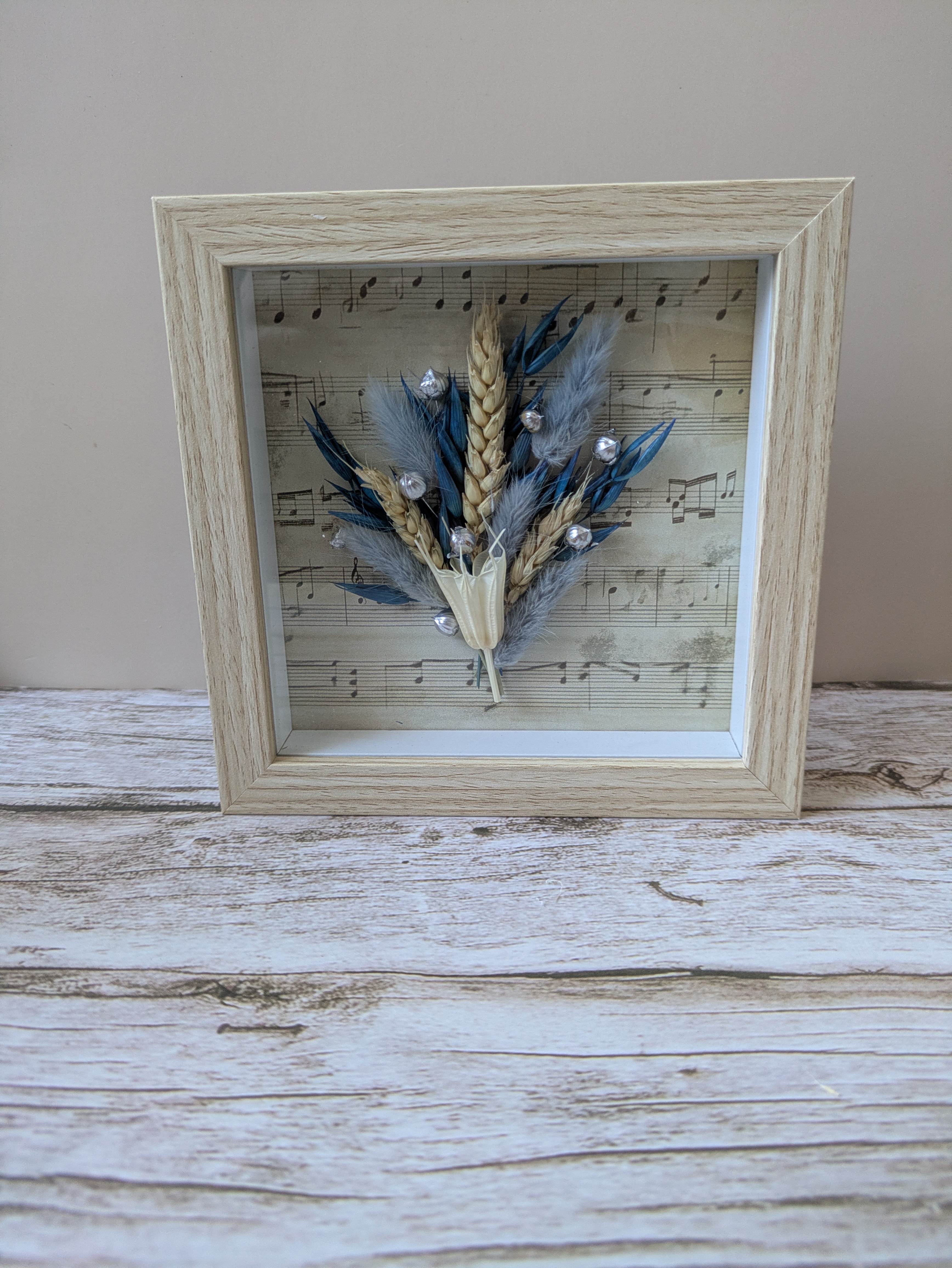 Cadre fleurs séchées note de musique 