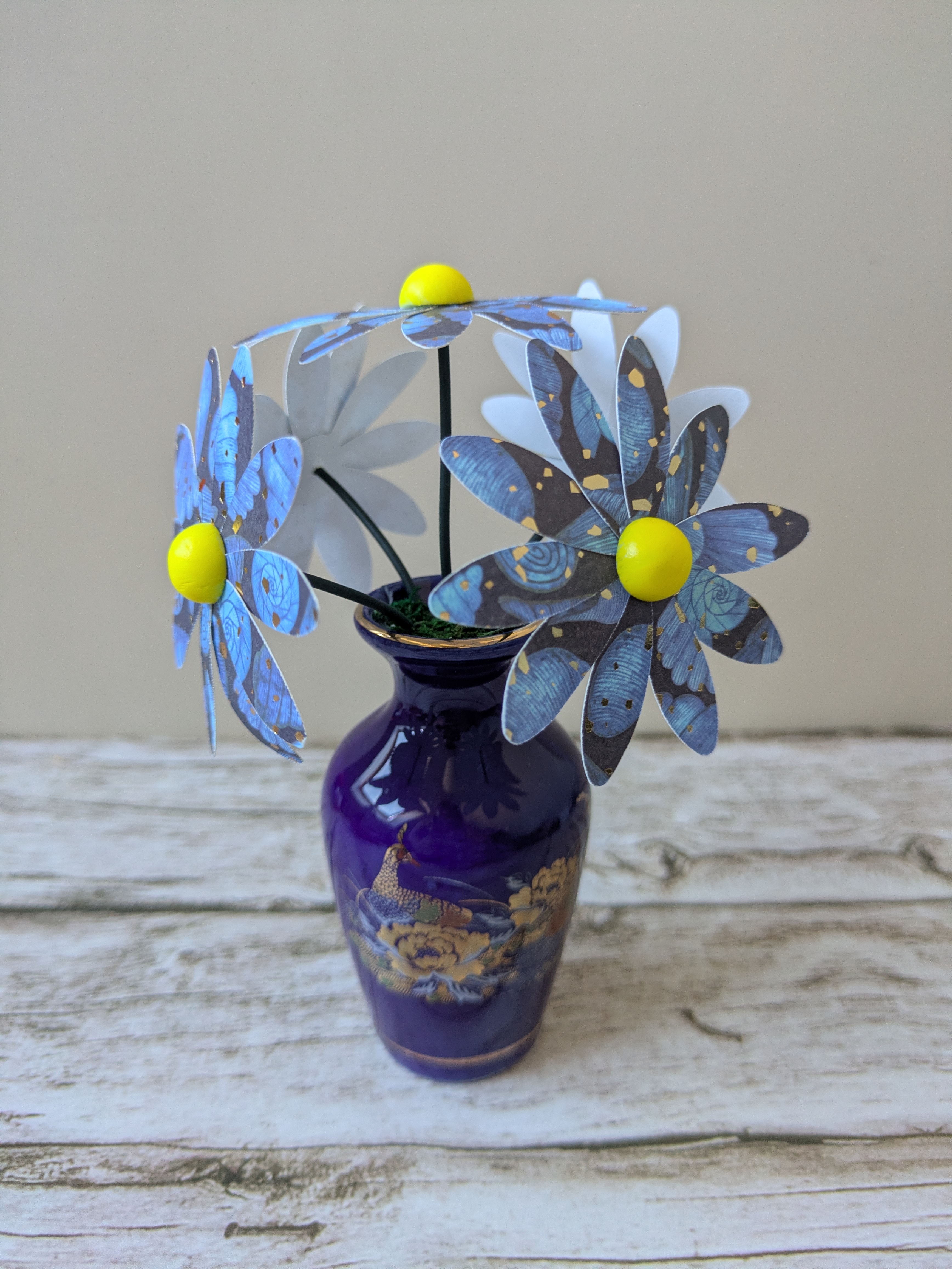 Bouquet marguerite vase bleu 