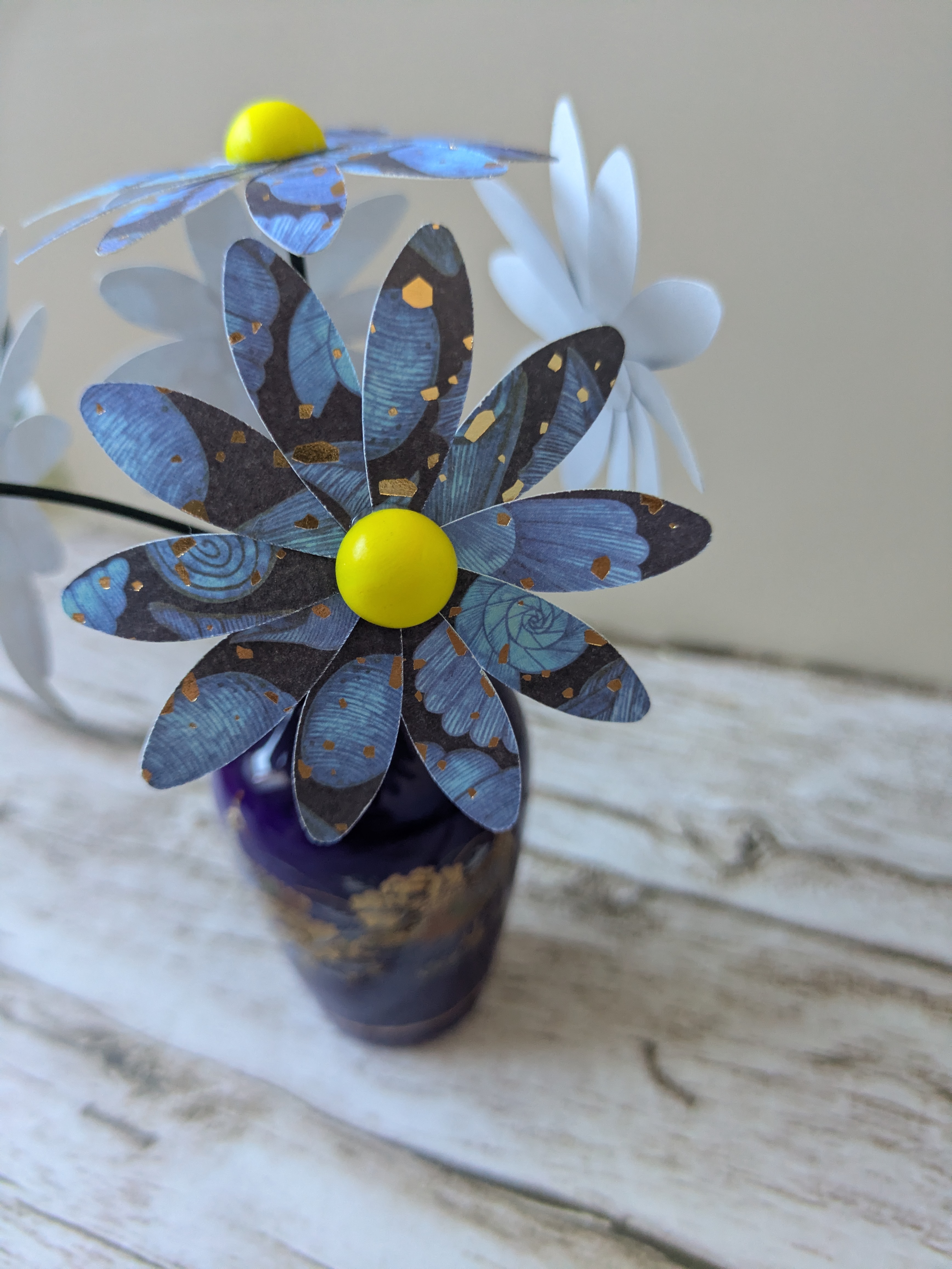 Bouquet marguerite vase bleu 