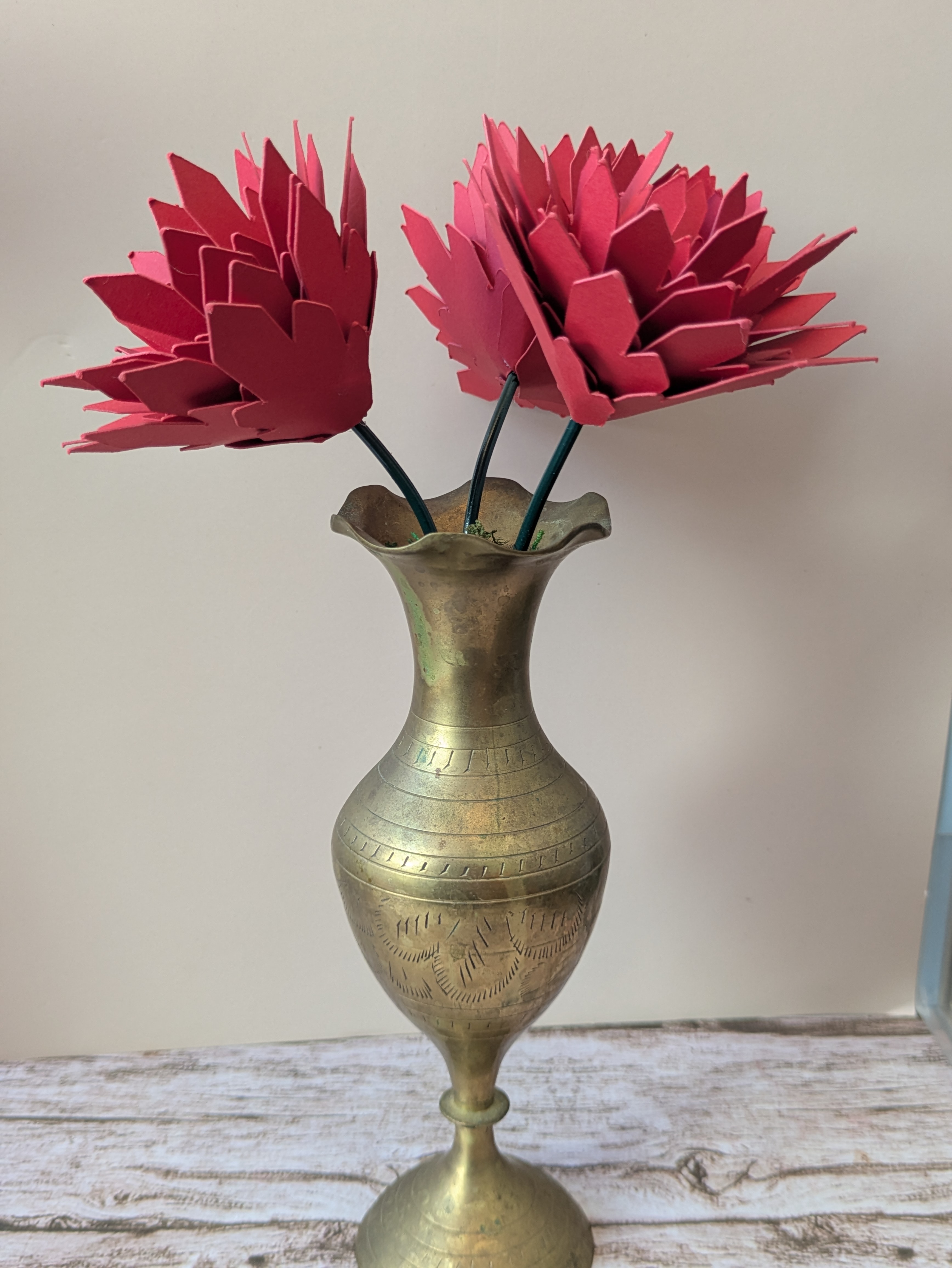 Trio de dahlias rouges vase doré 