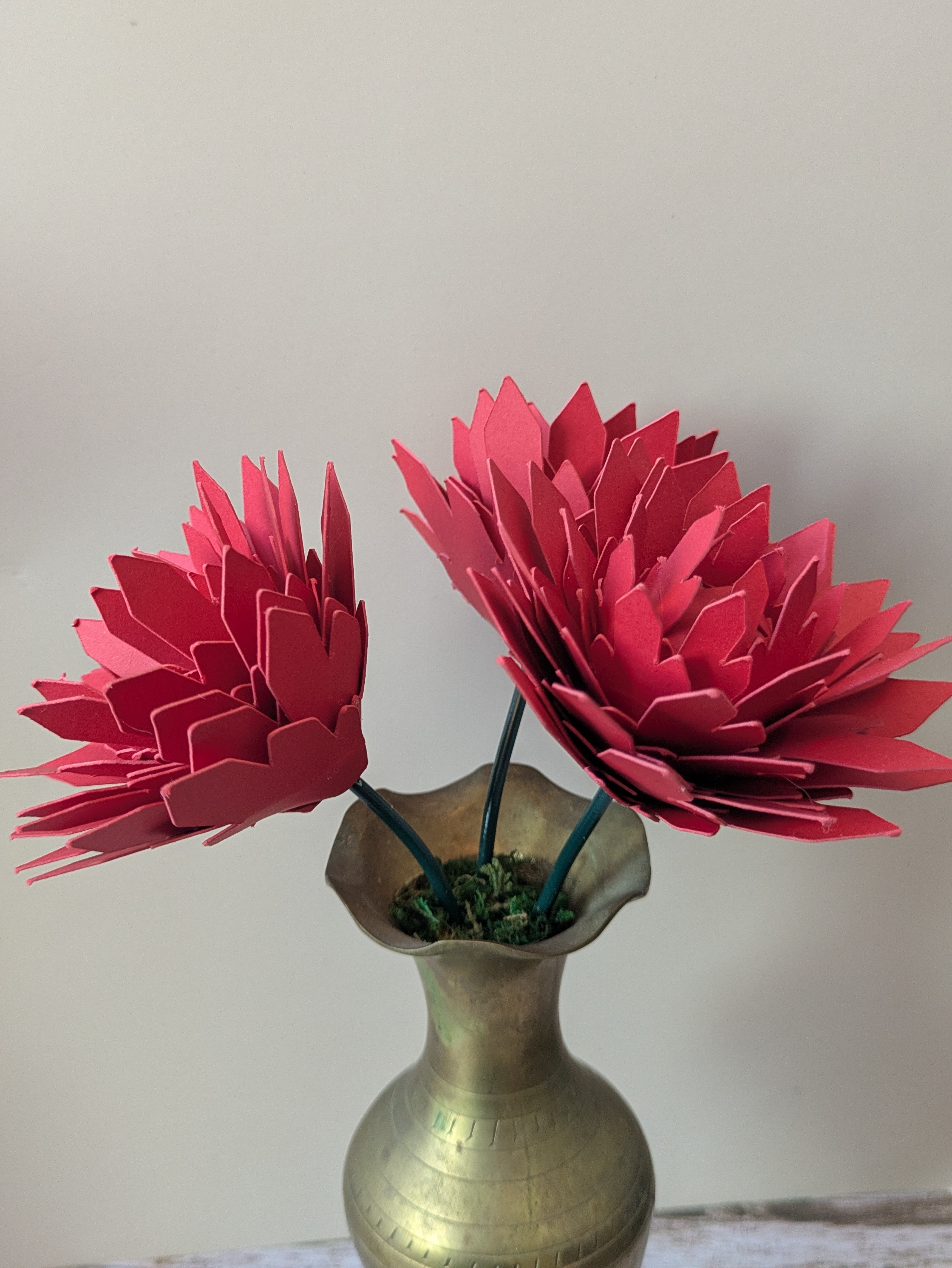 Trio de dahlias rouges vase doré 