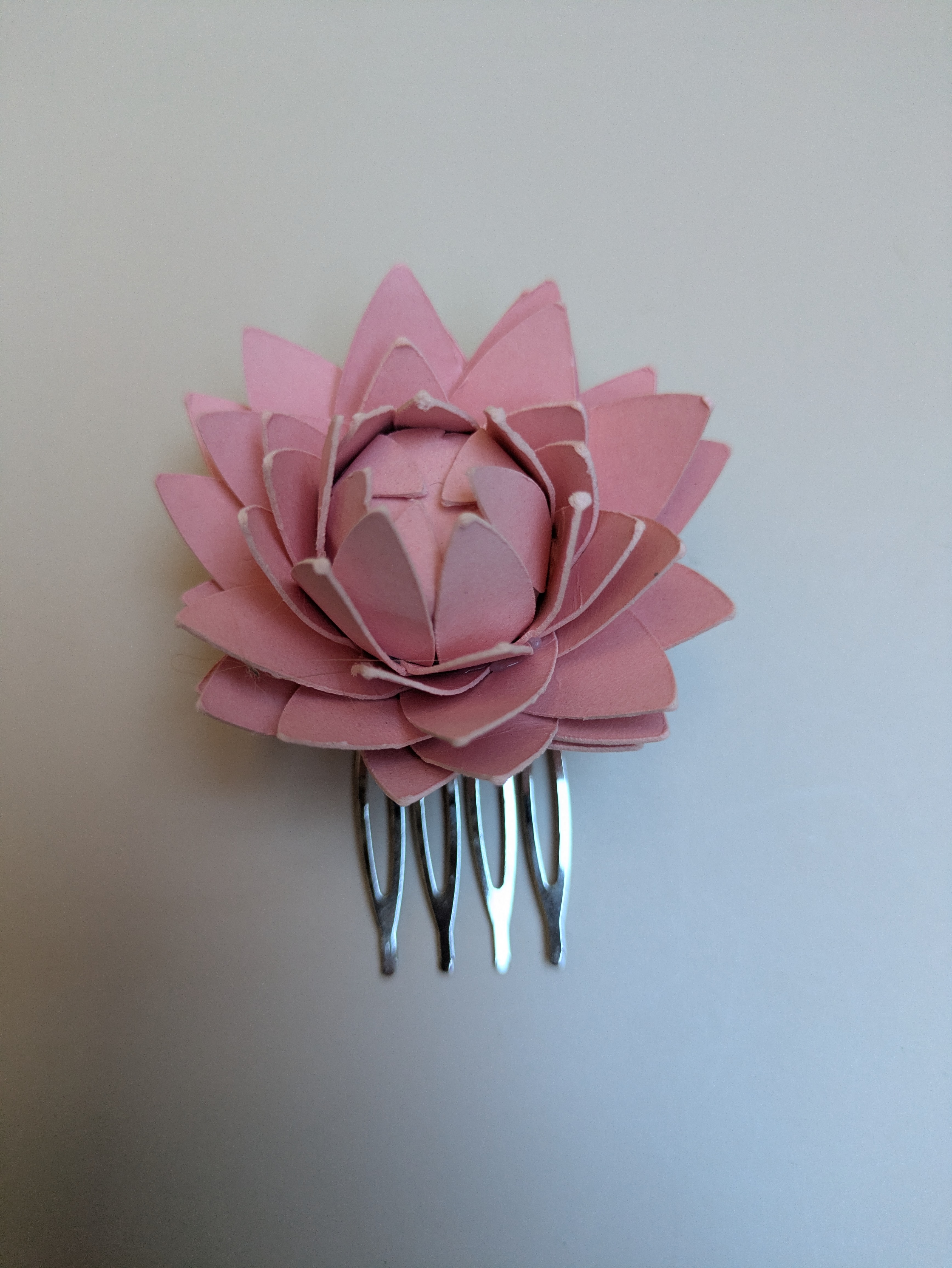Peigne fleur papier rose pâle 