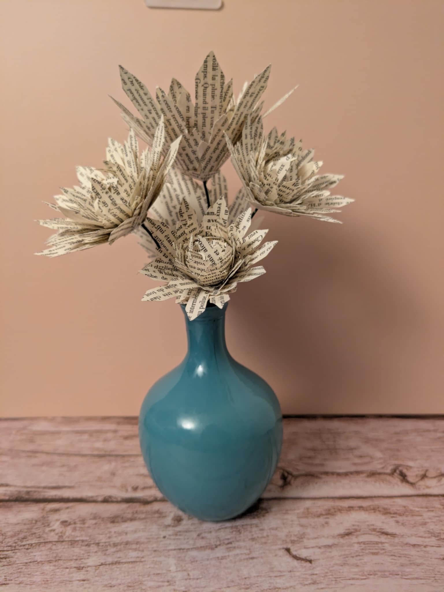 Fleur en papier vase bleu